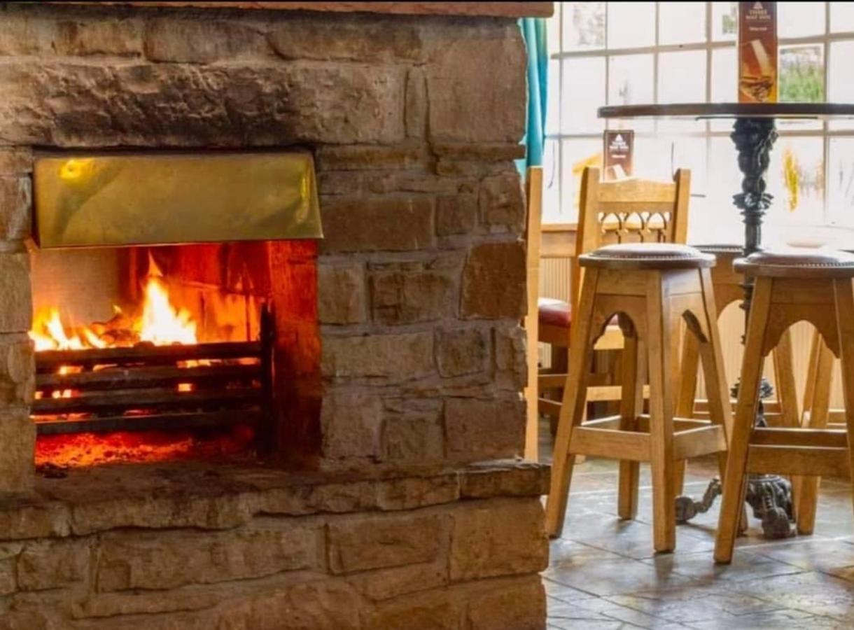 The Three Way Inn Енискилен Екстериор снимка